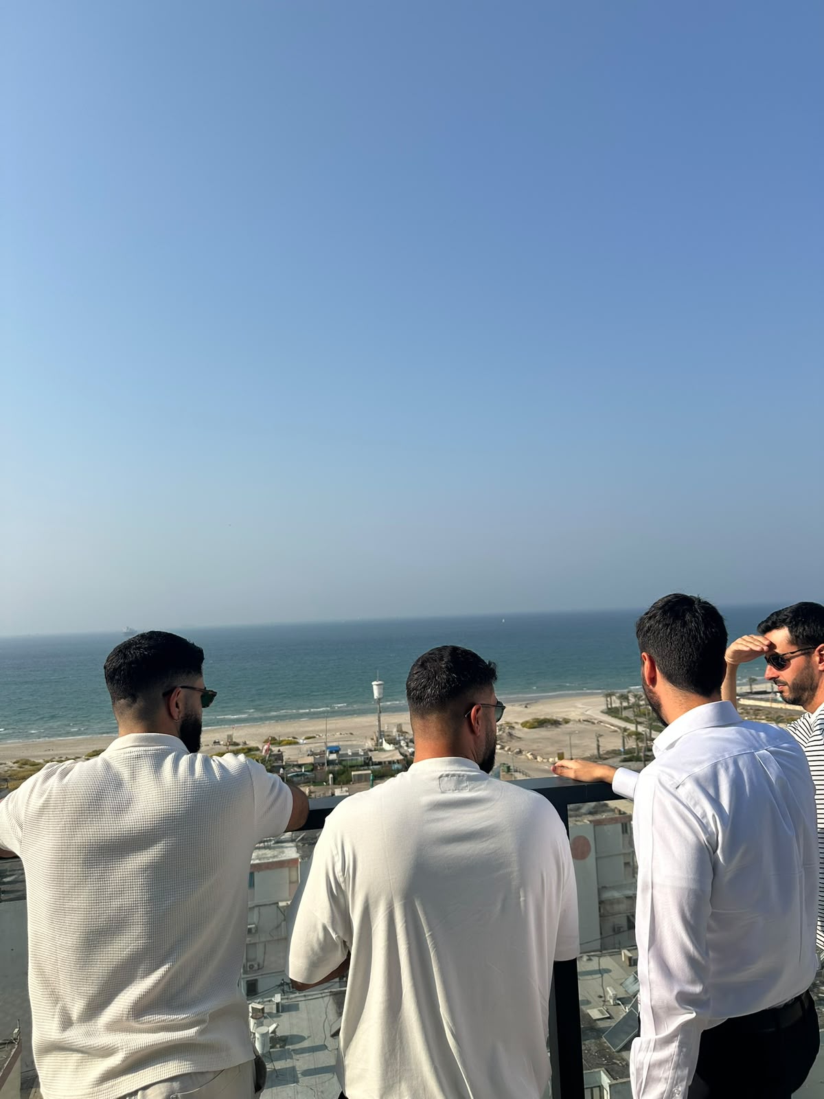 צוות משקיעים מול הים